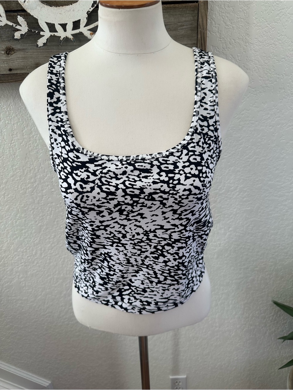 Athleta Shanti Swuare‎ Neck Black & White Printed Crop Tank Top size M